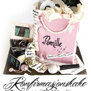 Spenstig Konfirmasjonskake - Lyserosa shoppingpose-kake, med massevis av detaljer! {Bildedryss} The Hunger Games, musikk, sminke, smykker...
