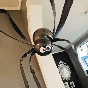 { Morsomt og enkel Halloween-dekor // DIY store edderkopper }