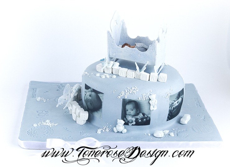Lyseblå dåpskake med vugge - kakepynt håndlaget i marsipan - barnedåp kake