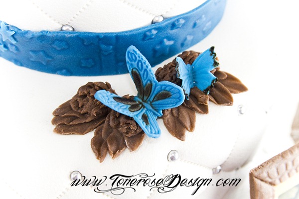 Hvit dåpskake med pynt i kongeblå og brun - englevinger, spiselige bilder, sommerfugler