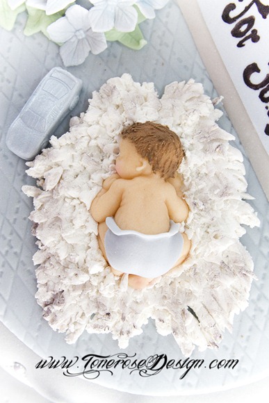 Dåpskake grå og lyseblå - modelert marsipanpynt - spiselig bilde - marsipanbaby på skinnfell - Barnedåp