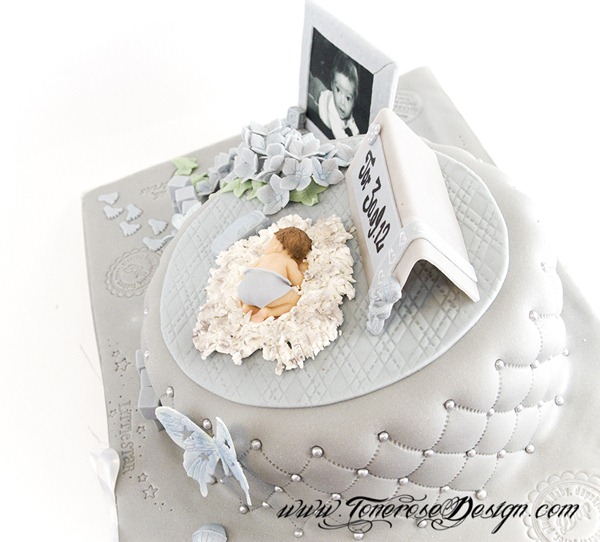 Dåpskake grå og lyseblå - modelert marsipanpynt - spiselig bilde - marsipanbaby på skinnfell - Barnedåp
