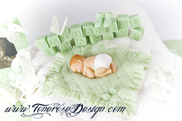 Dåpskake i hvit og grønt - barnedåp - putekake - marsipanbaby - spiselig bilde