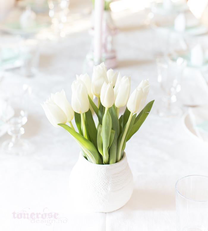Barnedåp bordpynt - hvite blomster i vase