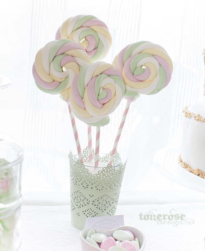 Kule "kjærligheter" av marshmallows-godteri snurret og festet på sugerør