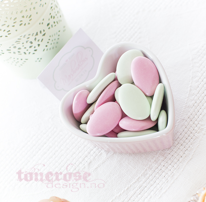Mintgrønt og rosa godteri på kakebordet