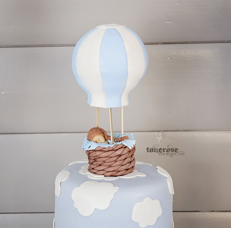 Kakepynt barnedåp, dåpskake med luftballong og baby i marsipan
