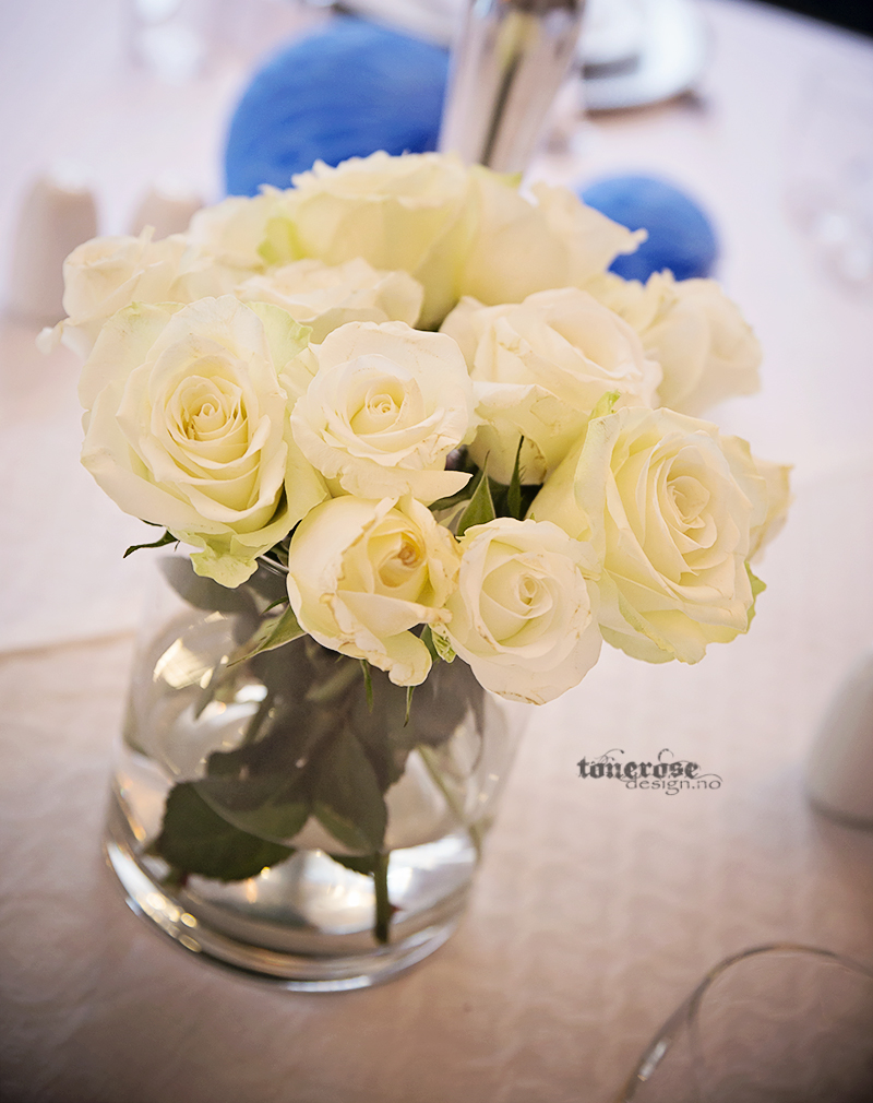 hvite roser bordpynt dåp