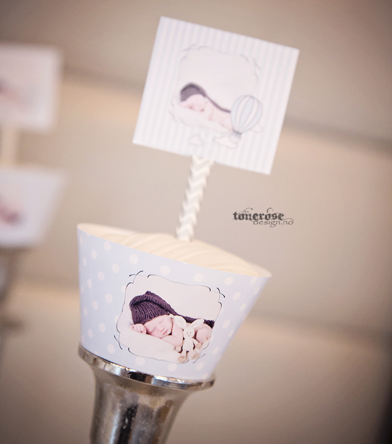 Cupcakes med personlige cupcakewrappere og skilt - søtt til barnedåp!