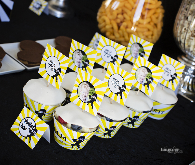 Ninja barnebursdag cupakes wrapper skilt muffins dessertbord KL5A3698