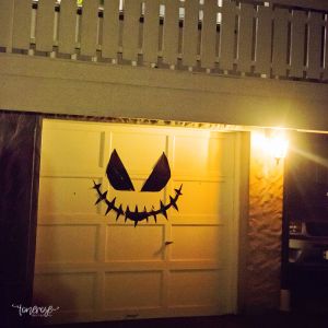 { DIY Halloween-dekor på garasjedørene }