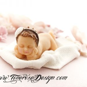 Gammelrosa babykake - kaketopper modelert etter skjønne nyfødtbildet