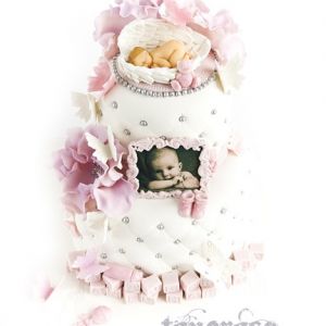 2 etg babykake med rosa og lilla detaljer