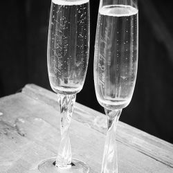Graverte champagneglass { Bryllupsfotografering }
